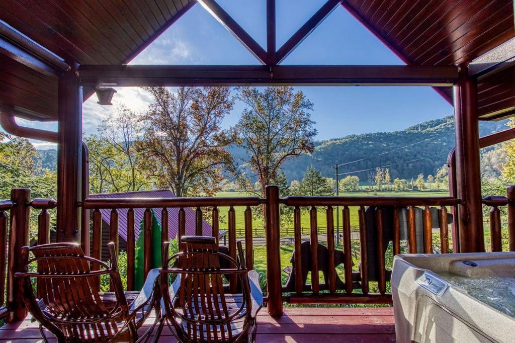 Papa Bear, Hot Tub, Wifi, 1089 Free Tickets Each Paid Day, Dollywood And More Sevierville Eksteriør billede