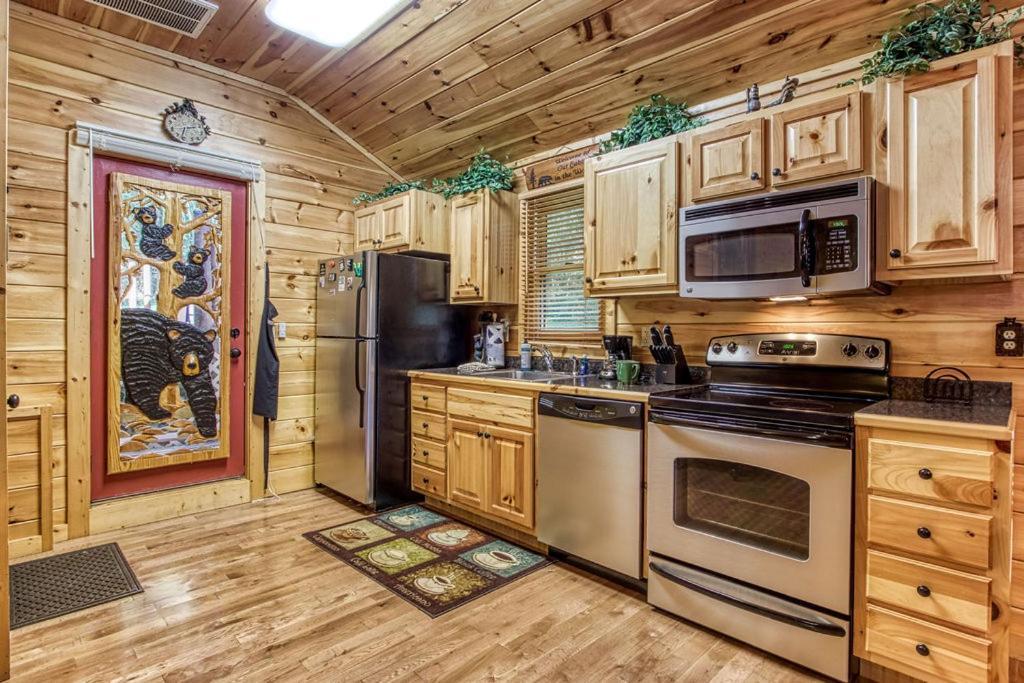 Papa Bear, Hot Tub, Wifi, 1089 Free Tickets Each Paid Day, Dollywood And More Sevierville Eksteriør billede