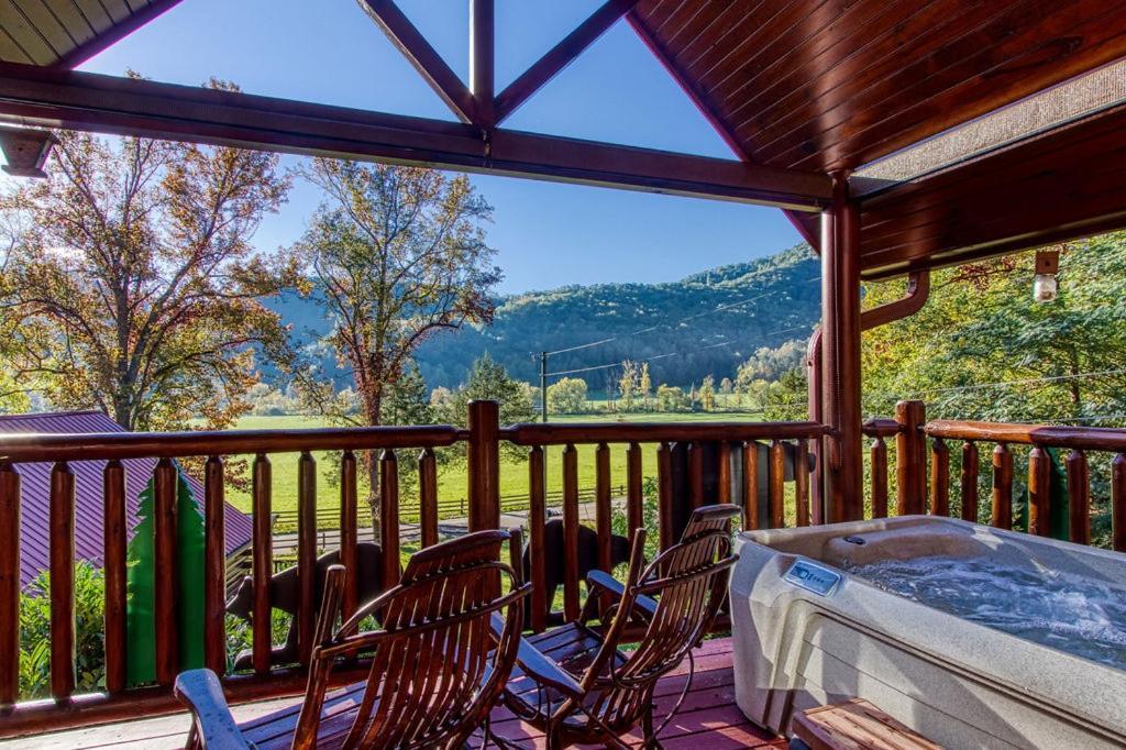 Papa Bear, Hot Tub, Wifi, 1089 Free Tickets Each Paid Day, Dollywood And More Sevierville Eksteriør billede