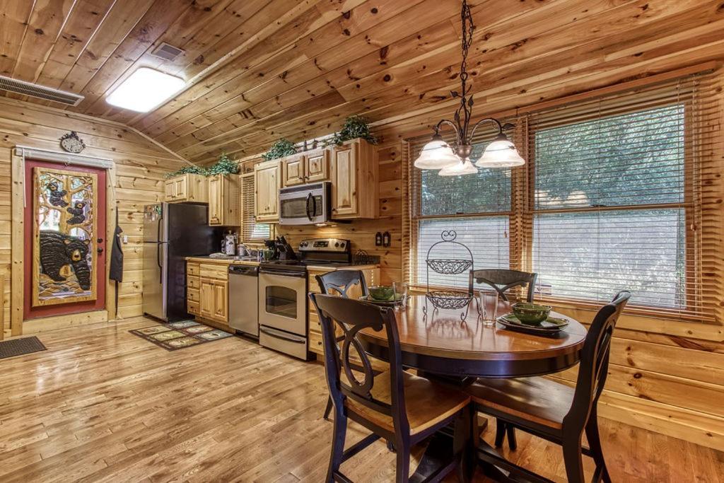 Papa Bear, Hot Tub, Wifi, 1089 Free Tickets Each Paid Day, Dollywood And More Sevierville Eksteriør billede