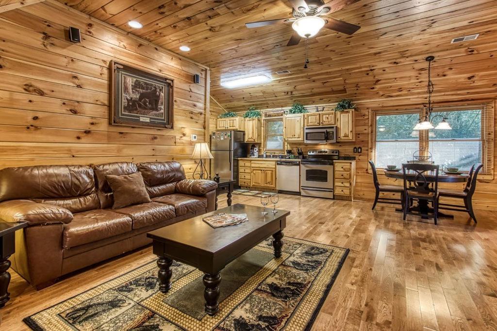 Papa Bear, Hot Tub, Wifi, 1089 Free Tickets Each Paid Day, Dollywood And More Sevierville Eksteriør billede